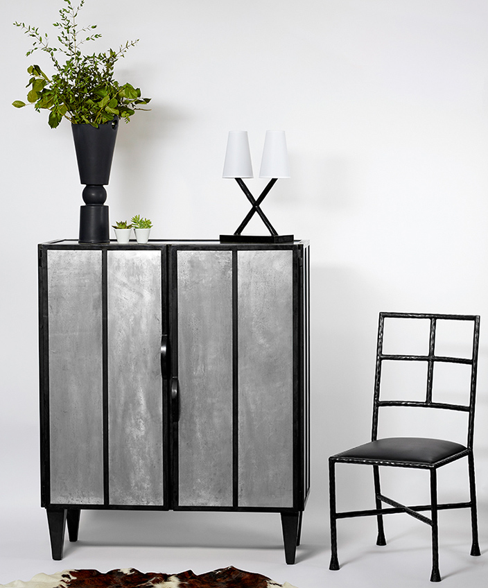Galerie edition Limitée - French Decorative Arts - sideboard in wrought iron with black patina - chair in hammered wrought iron - Wrought iron "X "lamp by the designer Vincent Collin. - Olivier Gagnère vase - French designers - Signatures Singulières Magazine - The digital magazine of French talent